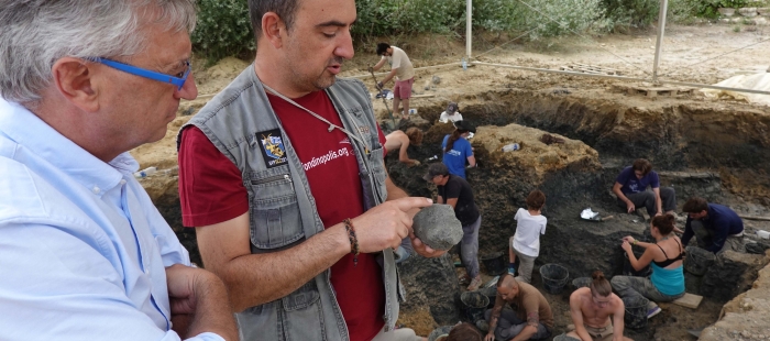 imagenesLuisAlcalayRafaelRoyoTorresconunodelosfosilesrecuperadosenlasexcavacionesdeAngeacJavierTruebab1d00be3 El Digital de Asturias