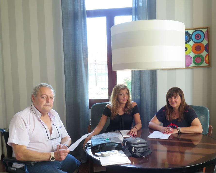 thumbnailJosé Raúl Suárez Nuria Iglesias coordinadora del desfile inclusivo y Amelia Fernández El Digital de Asturias