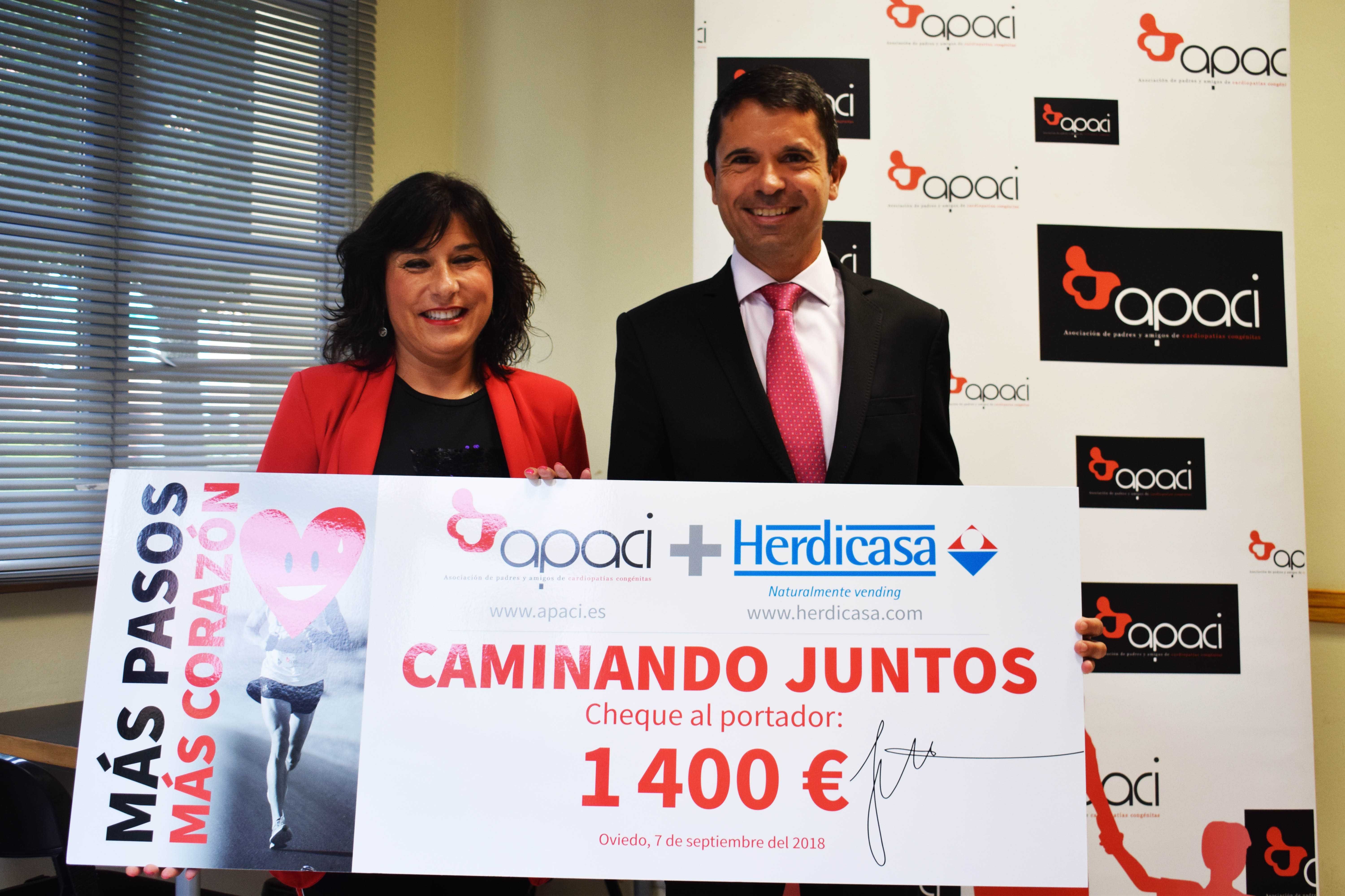 1536937473JUANAJARADEAPACIRECOGIENDOCHEQUEDEHERDICASA El Digital de Asturias