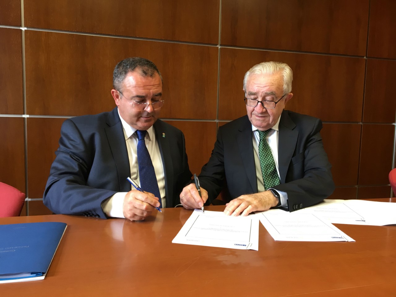 Consejero firma convenio El Digital de Asturias