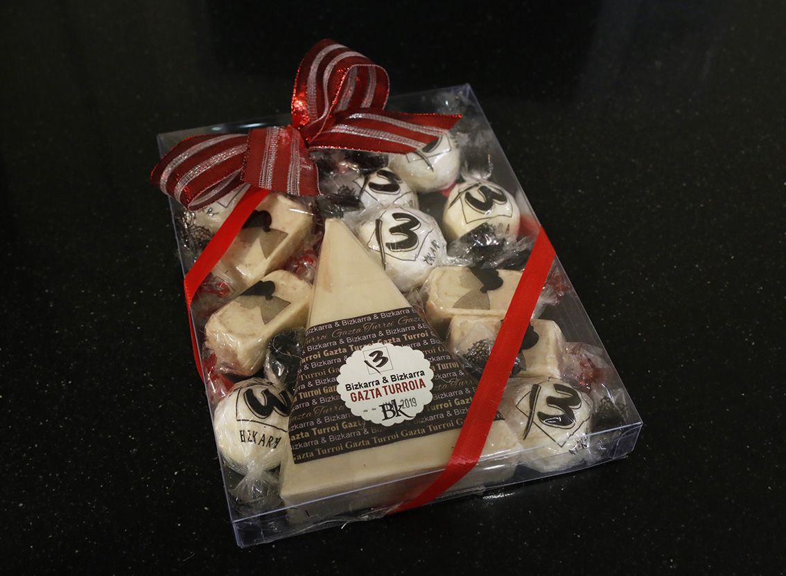 Bizkarra reedita sus turrones de queso y de Intxaursaltsa