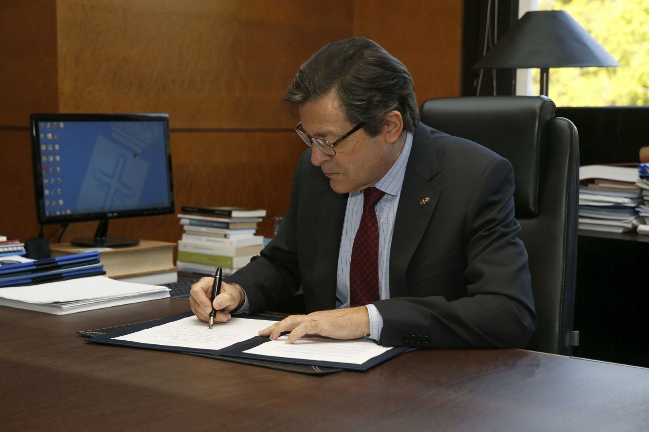 20190401 presidente firma decreto El Digital de Asturias