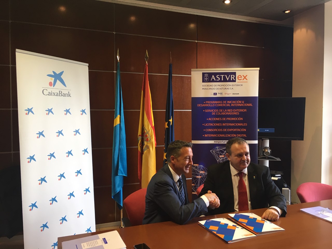 Firma convenio Asturex y Caixabank El Digital de Asturias