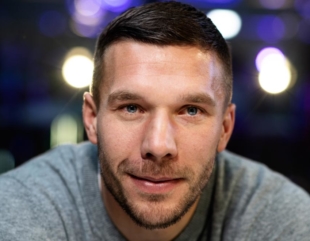 A Podolski le gustaría jugar en Tokio 2020