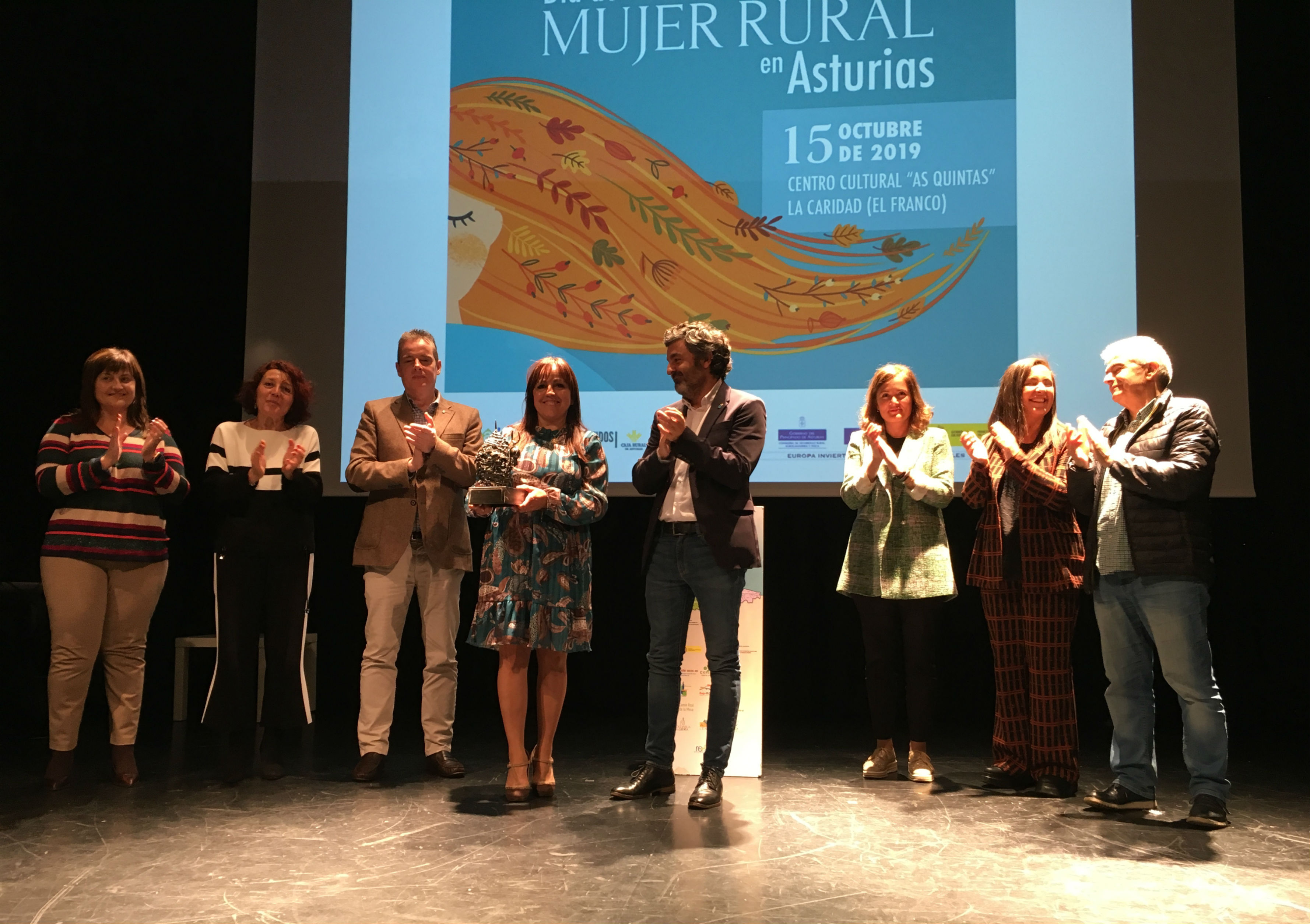 consejero entrega premio mujer rural El Digital de Asturias