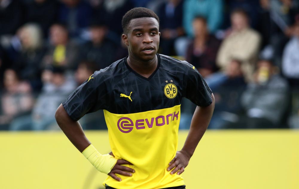 La Bundesliga planea bajar la edad mínima para que Moukoko pueda debutar