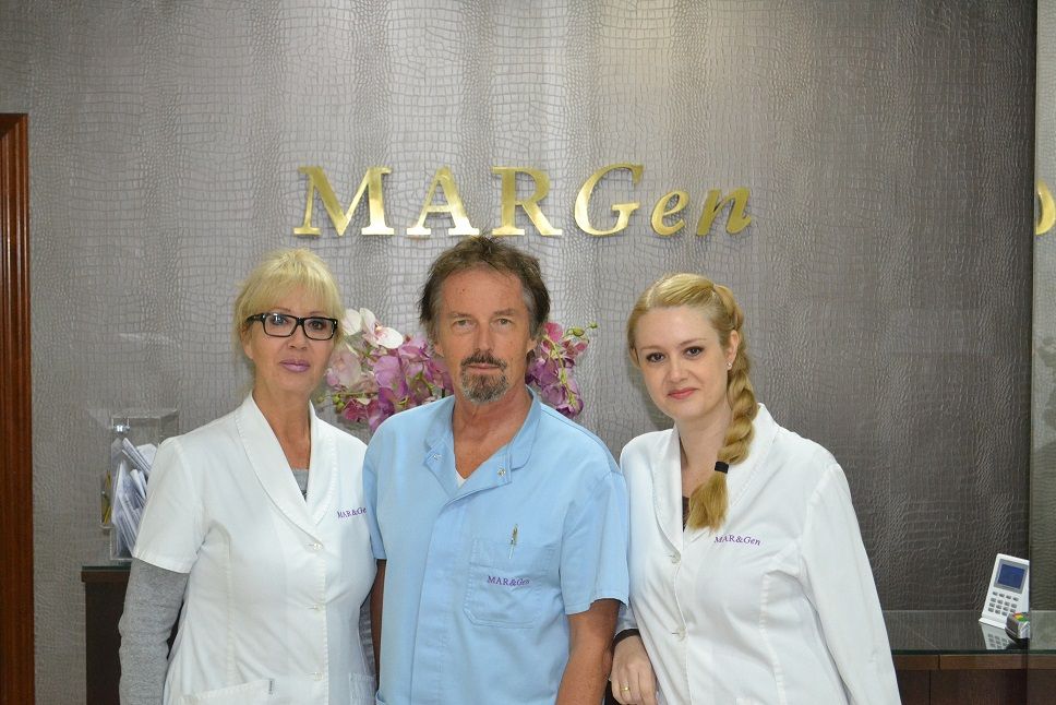 1580807512EldoctorJanTesarikconsusestrechascolaboradoraslasdoctorasRaquelMendozaTesarikderechayCarmenMendozaOltrasizquierda El Digital de Asturias