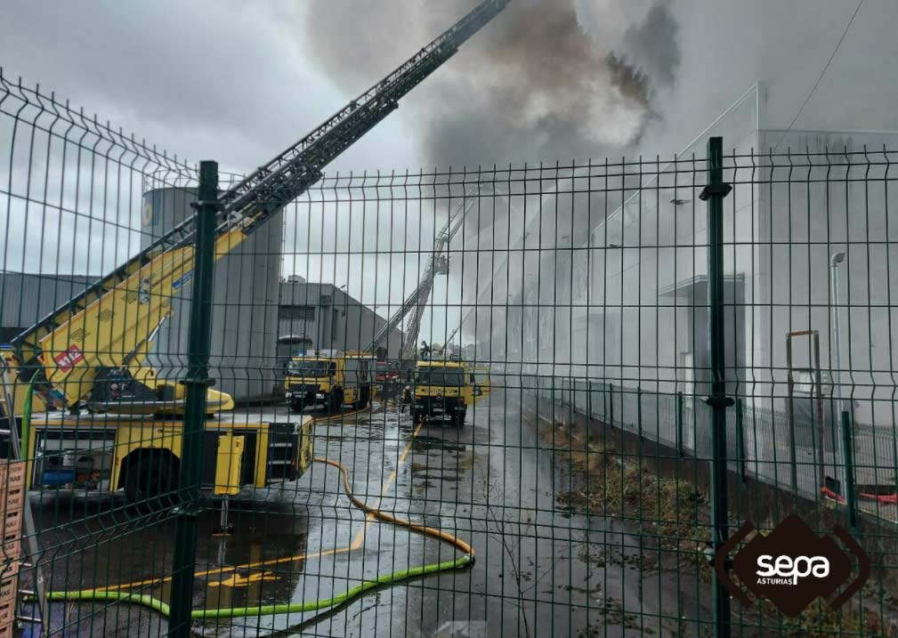 Incendio en una nave en el Polígono de Silvota