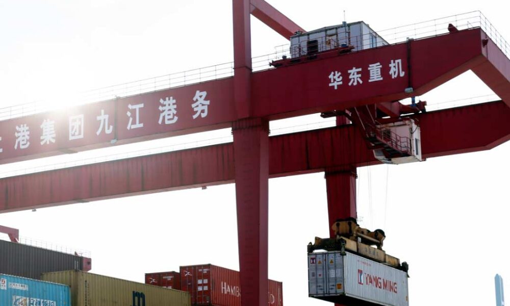 China El Digital de Asturias Imagen de una grupo portando un contenedor en un puerto en China