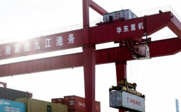 Imagen de una grupo portando un contenedor en un puerto en China
