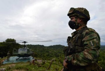 Un soldado junto a un helicóptero en Colombia