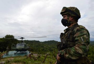 Colombia El Digital de Asturias Un soldado junto a un helicóptero en Colombia