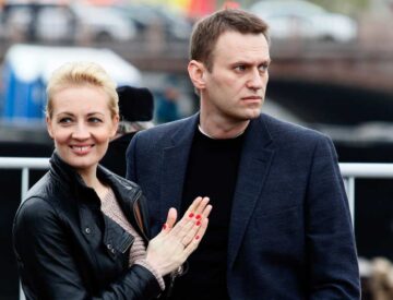 Alexei Navalni con su mujer, Julia, en un acto en Rusia