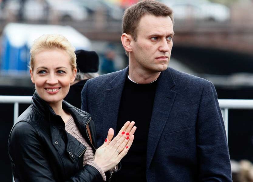 Alexei Navalni con su mujer, Julia, en un acto en Rusia