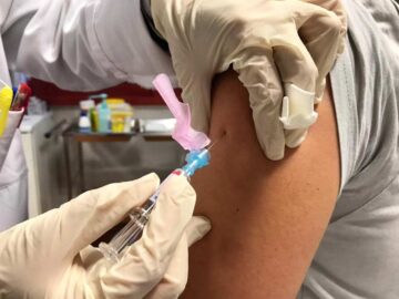 Imagen de archivo de una enfermera suministrando una vacuna