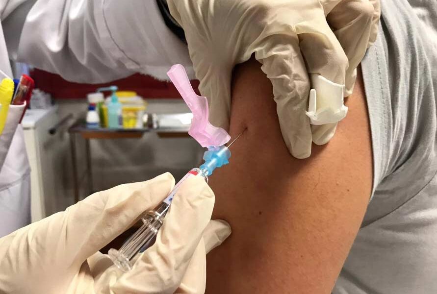 Imagen de archivo de una enfermera suministrando una vacuna