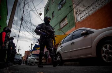 Un policía patrulla en una calle de Ciudad de México