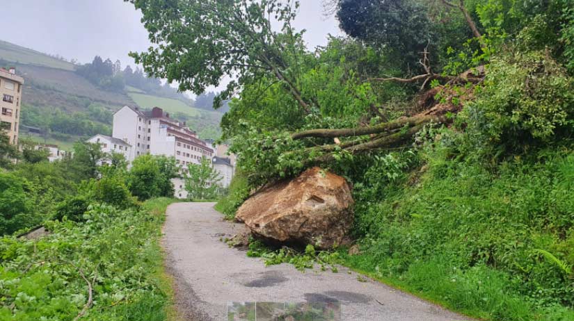 DesprendimientocarreteraLlamasdeAmbasaguas El Digital de Asturias Desprendimiento carretera Llamas de Ambasaguas