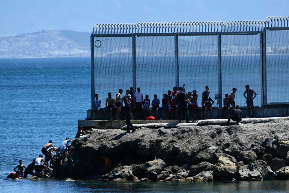 migrantesmarroquíesenlasinmediacionesdelavalladeCeuta El Digital de Asturias Migrantes marroquíes en las inmediaciones de la valla de Ceuta