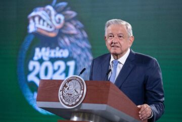 Obrador El Digital de Asturias El presidente de México, Andrés Manuel López Obrador, ha criticado este lunes cómo "está retoñando el franquismo en España", lo cual sería una consecuencia de la deriva hacia el centro de las formaciones de izquierda que "quieren quedar bien con todos". "¿Qué pasa en otras partes? Pues allá andan corriéndose al centro, miren cómo está retoñando el franquismo en España, como nunca, una cosa muy lamentable", ha apuntado, según recoge la prensa mexicana. "Ese pueblo tan excepcional en sus luchas, ejemplo de grandes poetas, filósofos, regresando a lo peor pero también la culpa la tenemos quienes somos responsables de la conducción política y no actuamos con rectitud", ha añadido. López Obrador se ha referido a la situación política en España tras compararla a la de México, ya que considera que en ambos casos hay partidos de izquierda que tienden al centro. "En la izquierda tardan en definirse y no se anclan, zigzaguean, quieren estar en el centro, cuando uno tiene que representar con mucha claridad algo o alguien", ha argumentado. En concreto, López Obrador criticaba al Partido de la Revolución Democrática (PRD), integrante de la coalición Va por México en la que también participan tanto la derecha tradicional del Partido de Acción Nacional (PAN) como el histórico Partido Revolucionario Institucional (PRI), relacionado con el centro político. Los líderes de los tres partidos han denunciado este lunes desde Washington y ante la Organización de Estados Americanos (OEA) una injerencia del crimen organizado para favorecer al partido de López Obrador, Movimiento Regeneración Nacional (MORENA), en las pasadas elecciones legislativas, regionales y locales del 6 de junio.