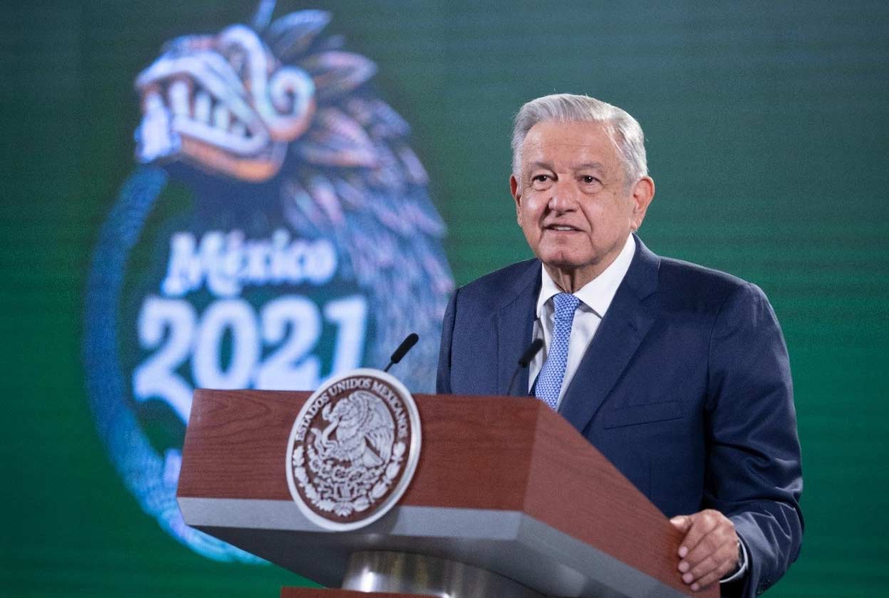 El presidente de México, Andrés Manuel López Obrador, ha criticado este lunes cómo "está retoñando el franquismo en España", lo cual sería una consecuencia de la deriva hacia el centro de las formaciones de izquierda que "quieren quedar bien con todos". "¿Qué pasa en otras partes? Pues allá andan corriéndose al centro, miren cómo está retoñando el franquismo en España, como nunca, una cosa muy lamentable", ha apuntado, según recoge la prensa mexicana. "Ese pueblo tan excepcional en sus luchas, ejemplo de grandes poetas, filósofos, regresando a lo peor pero también la culpa la tenemos quienes somos responsables de la conducción política y no actuamos con rectitud", ha añadido. López Obrador se ha referido a la situación política en España tras compararla a la de México, ya que considera que en ambos casos hay partidos de izquierda que tienden al centro. "En la izquierda tardan en definirse y no se anclan, zigzaguean, quieren estar en el centro, cuando uno tiene que representar con mucha claridad algo o alguien", ha argumentado. En concreto, López Obrador criticaba al Partido de la Revolución Democrática (PRD), integrante de la coalición Va por México en la que también participan tanto la derecha tradicional del Partido de Acción Nacional (PAN) como el histórico Partido Revolucionario Institucional (PRI), relacionado con el centro político. Los líderes de los tres partidos han denunciado este lunes desde Washington y ante la Organización de Estados Americanos (OEA) una injerencia del crimen organizado para favorecer al partido de López Obrador, Movimiento Regeneración Nacional (MORENA), en las pasadas elecciones legislativas, regionales y locales del 6 de junio.