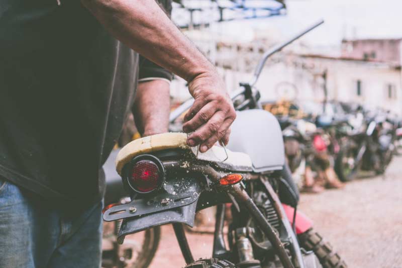 ¿Por qué es necesario un elevador moto en el taller mecánico?