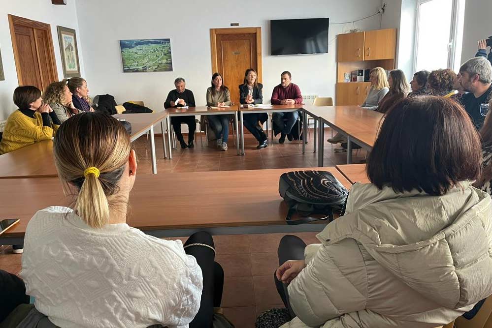 María Elena Arango se ha reunido con familias de la escuela de Naveces