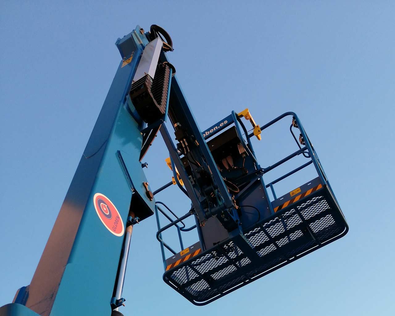 Alquiler máquina elevadora: Ventajas y servicios