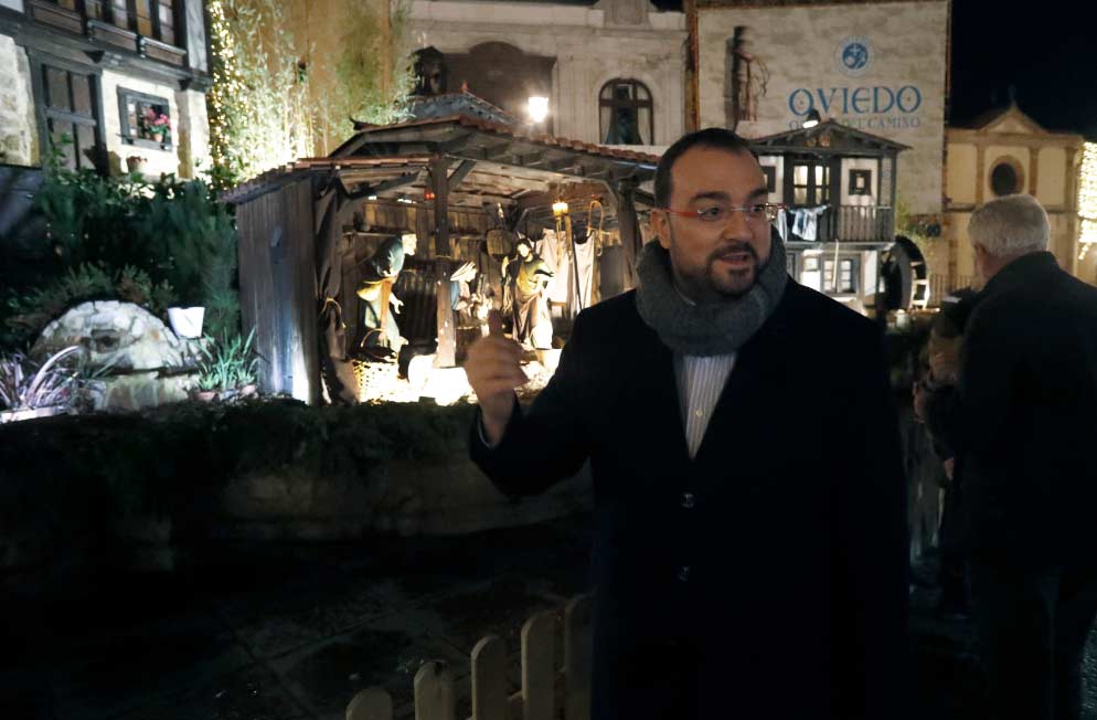 Barbón ha visitado el Mercado de Navidad de Oviedo