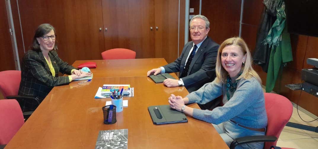 Roqueñí se ha reunido con directivos de Caja Rural de Asturias