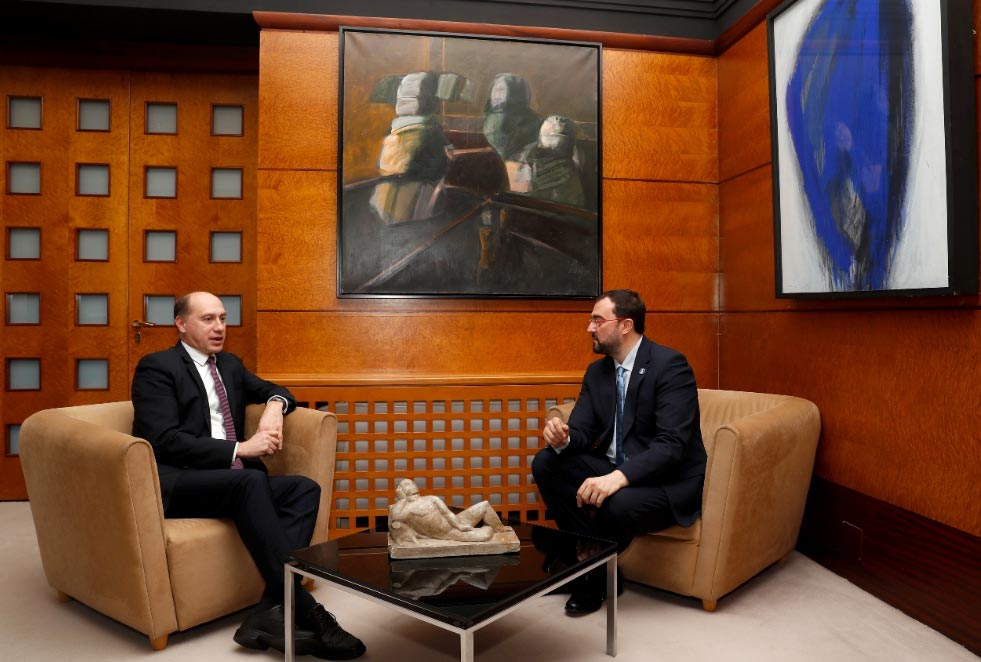 Barbón reunido con el embajador de Moldavia