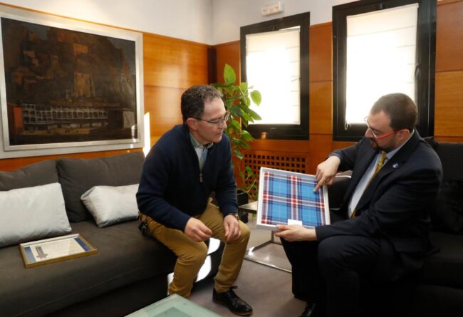 Barbón y el director Intercélticu de Avilés y Comarca.