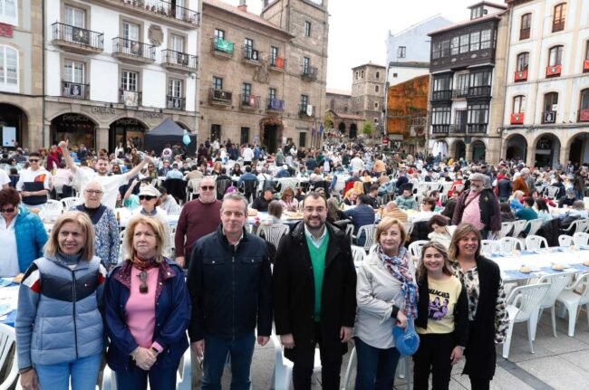 Barbón asiste a la comida en la calle de Avilés El Digital de Asturias Barbón asiste a la comida en la calle de Avilés