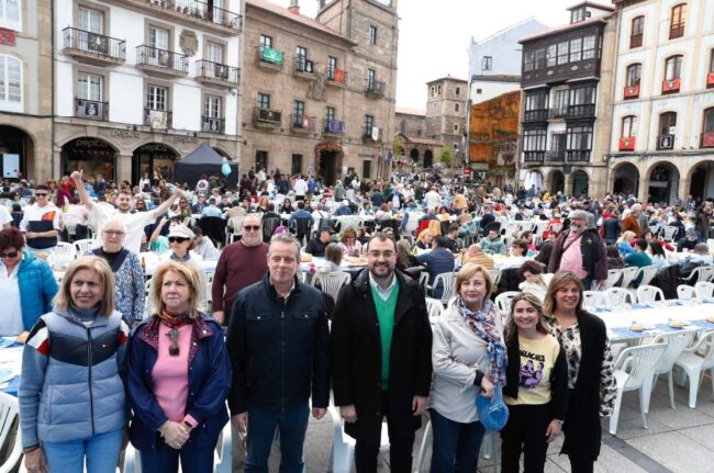 Barbón asiste a la comida en la calle de Avilés